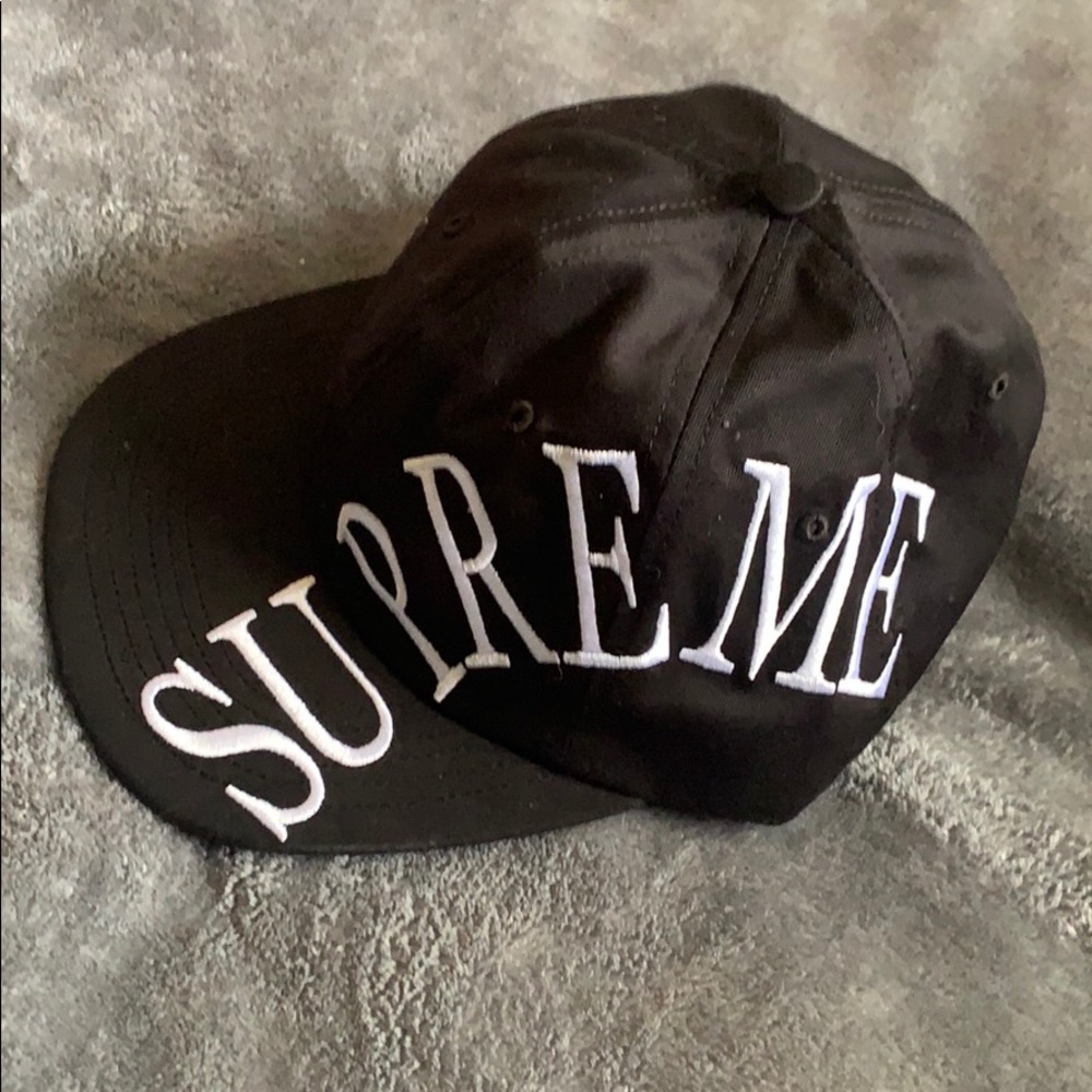 Supreme Arc Logo 6-Panel Black Hat - Picture 2 of 5